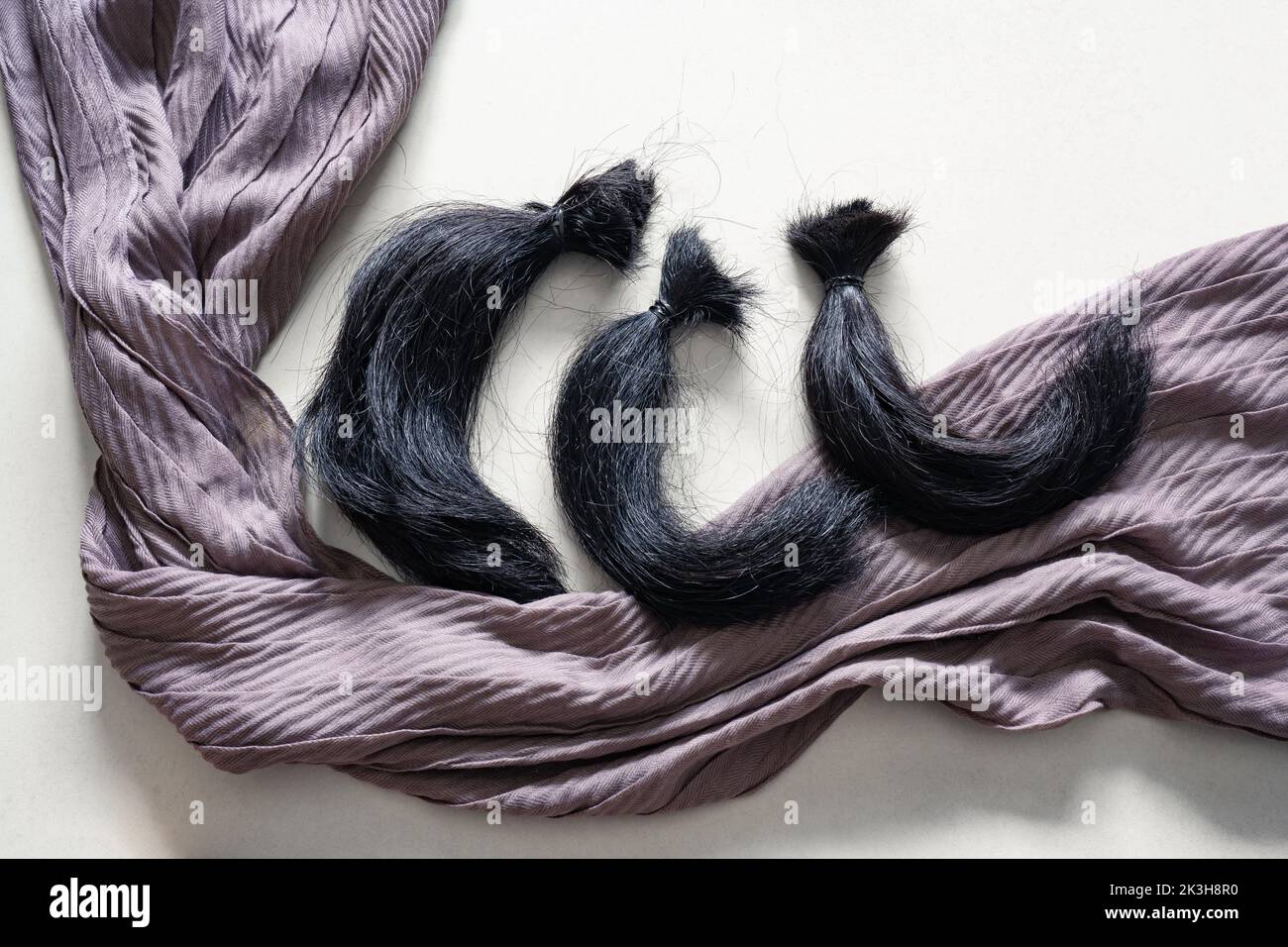 Ciocche di capelli e sciarpa Foto Stock