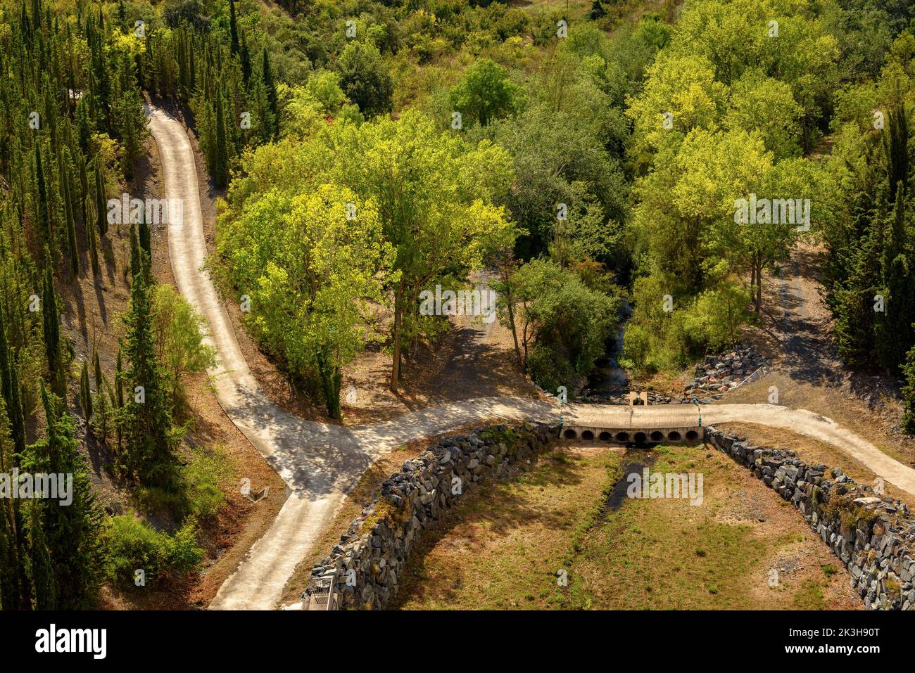 Fiume Siurana quasi asciutto dopo il bacino di Siurana, dove parte dell'acqua viene trasferita a Riudecanyes (Priorat, Tarragona, Catalogna, Spagna) Foto Stock