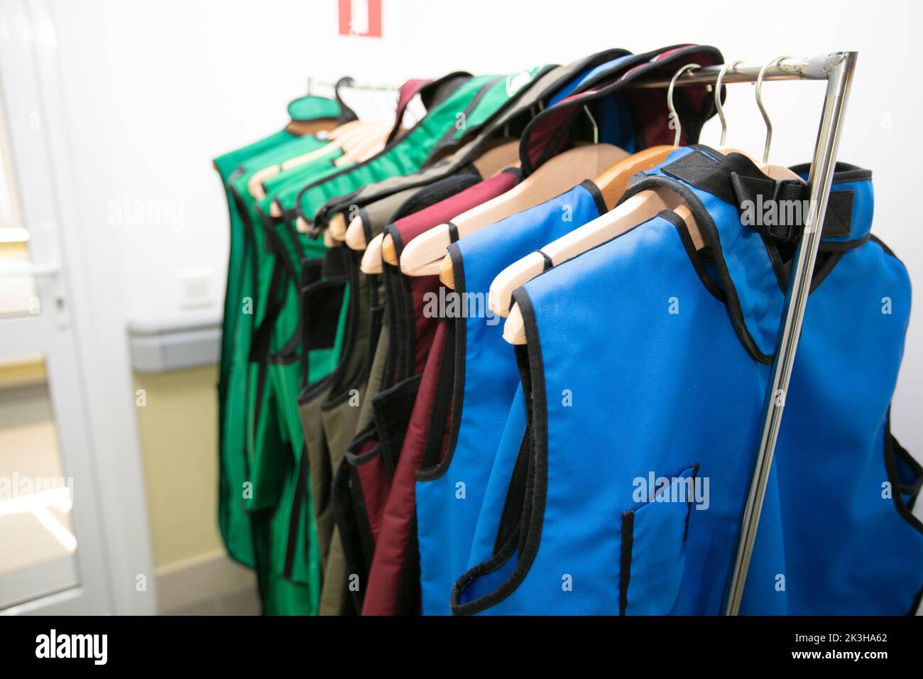 Rack di grembiuli in piombo utilizzato per la protezione dai raggi X in sala operatoria, ospedale Foto Stock