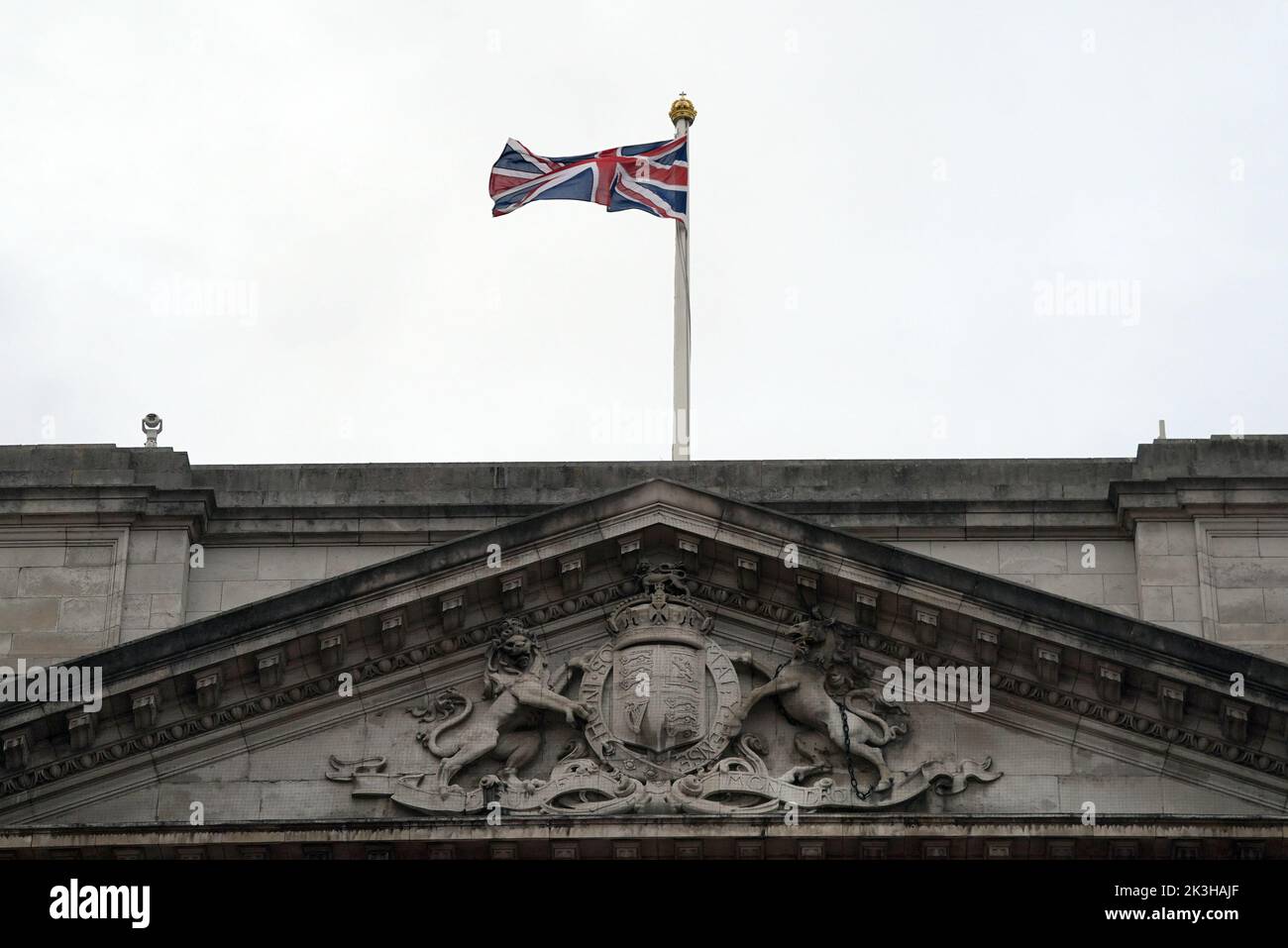 La bandiera dell'Unione su Buckingham Palace, Londra, viene restituita all'albero pieno come il periodo di lutto dopo la morte della regina Elisabetta II giunge alla fine. Le bandiere nelle residenze reali erano rimaste a metà albero da quando la regina morì il 8 settembre. Data immagine: Martedì 27 settembre 2022. Foto Stock
