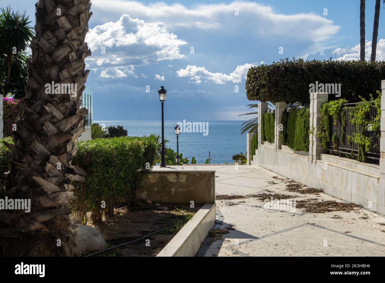 MARBELLA, ANDALUSIA, SPAGNA - 6 NOVEMBRE 2021 ingresso al parco della Playa de la Fontanilla Foto Stock