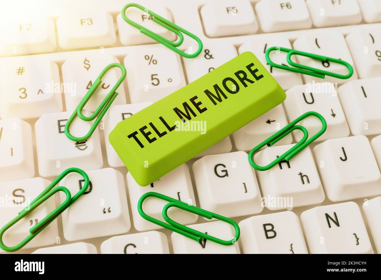 Ispirazione mostrando segno Tell Me More. Concetto di Internet Una chiamata per iniziare una conversazione Condivisione di più conoscenze Foto Stock