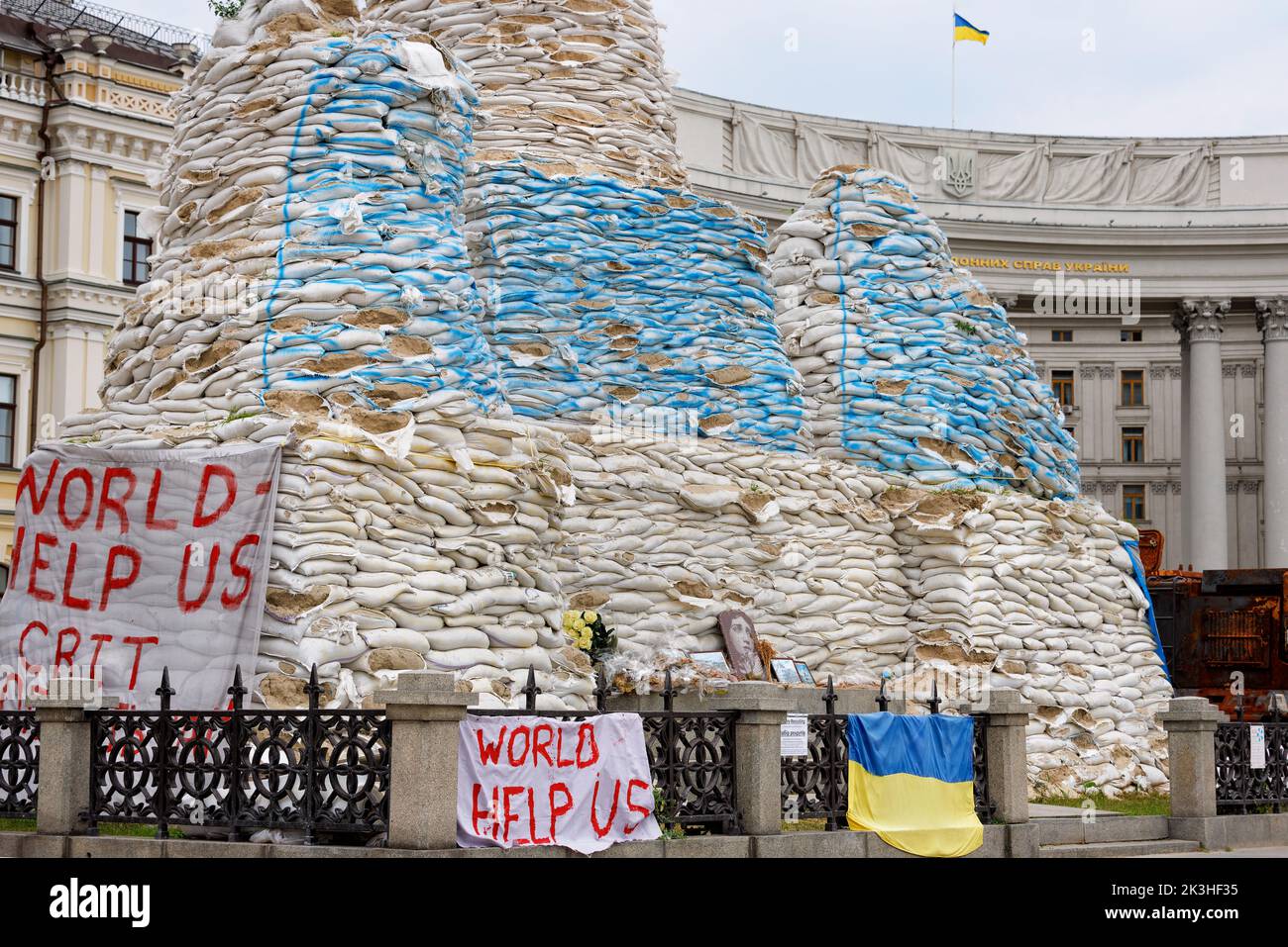 Monumenti storici coperti con sacchi di sabbia da shrapnel in Piazza Mikhailovskaya a Kyiv. Kiev, Ucraina, 24 luglio 2022 Foto Stock