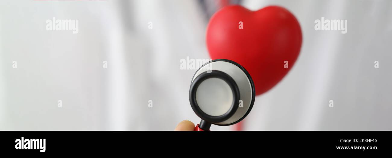 Strumento di stetoscopio medico ascoltare il cuore rosso di plastica Foto Stock
