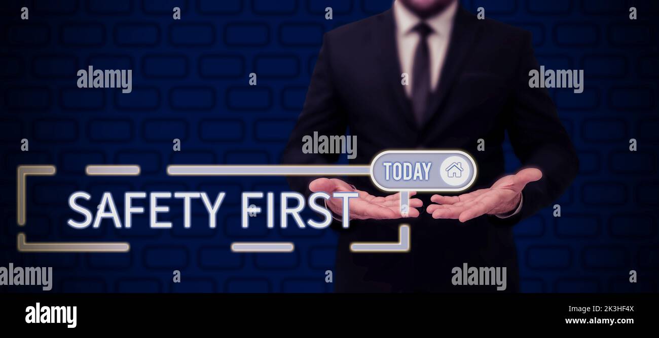 Cartello con prima la scritta sicurezza. Concetto che significa evitare qualsiasi rischio inutile vivere in sicurezza prestare attenzione Foto Stock