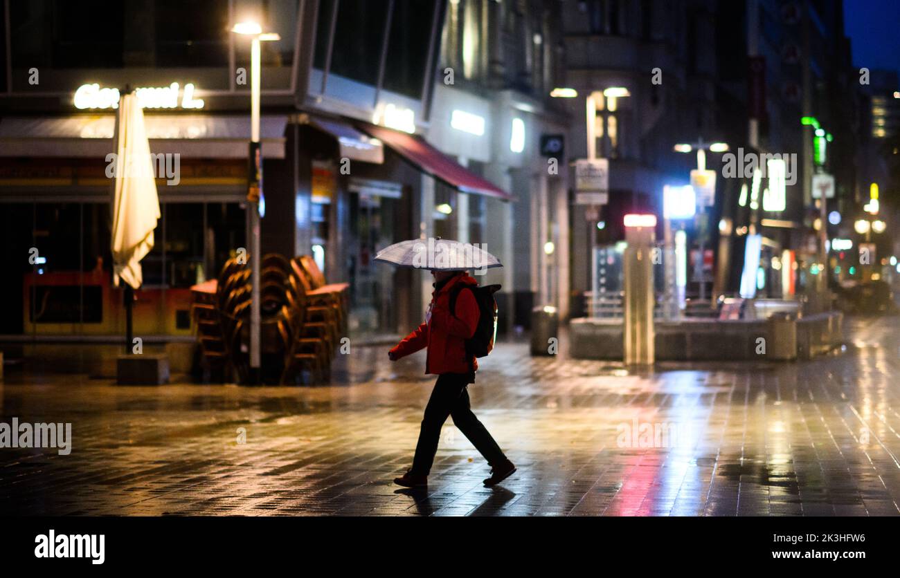 Hannover, Germania. 27th Set, 2022. Un passerby cammina per il centro della città di mattina presto. Le normative sul risparmio energetico introdotte dai governi federali a causa della crisi energetica non portano a zone buie del centro. I cartelloni luminosi devono essere spenti dalle 17:10 alle 22:4 del giorno successivo. La finestra del negozio e l'illuminazione stradale, tuttavia, sono esenti da ordinanze. Credit: Julian Stratenschulte/dpa/Alamy Live News Foto Stock