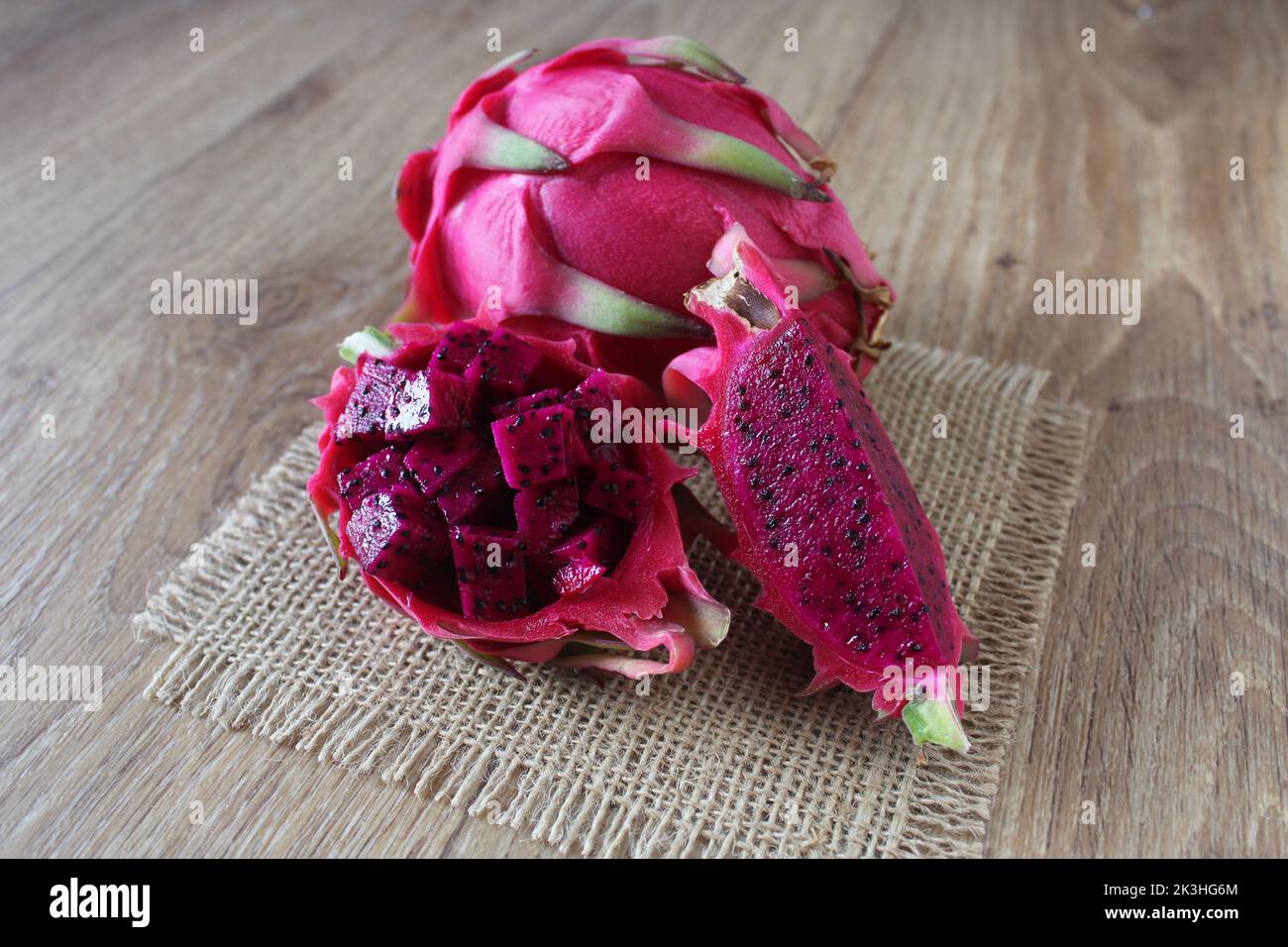 Frutto del drago, in turco si taglia il frutto del drago viola o pitaya, detto “ejder meyvesi”. Primo piano, vista seduta. Foto Stock