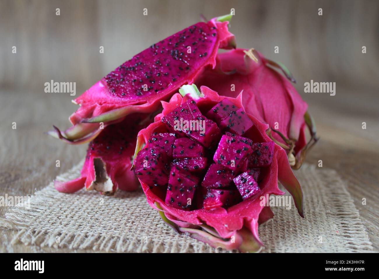 Frutto del drago, in turco si taglia il frutto del drago viola o pitaya, detto “ejder meyvesi”. Primo piano, vista seduta. Foto Stock