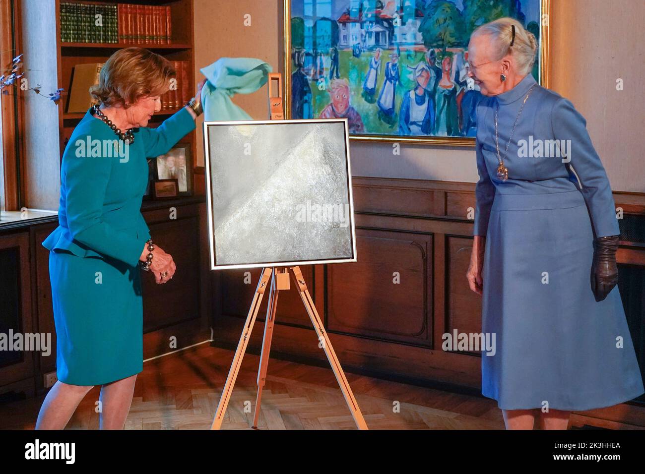 Oslo 20220926.Queen Margrethe di Danimarca riceve il premio linguistico dell'Associazione nordica. La regina Sonja presenta il premio. Foto: Terje Bendiksby / NTB Foto Stock