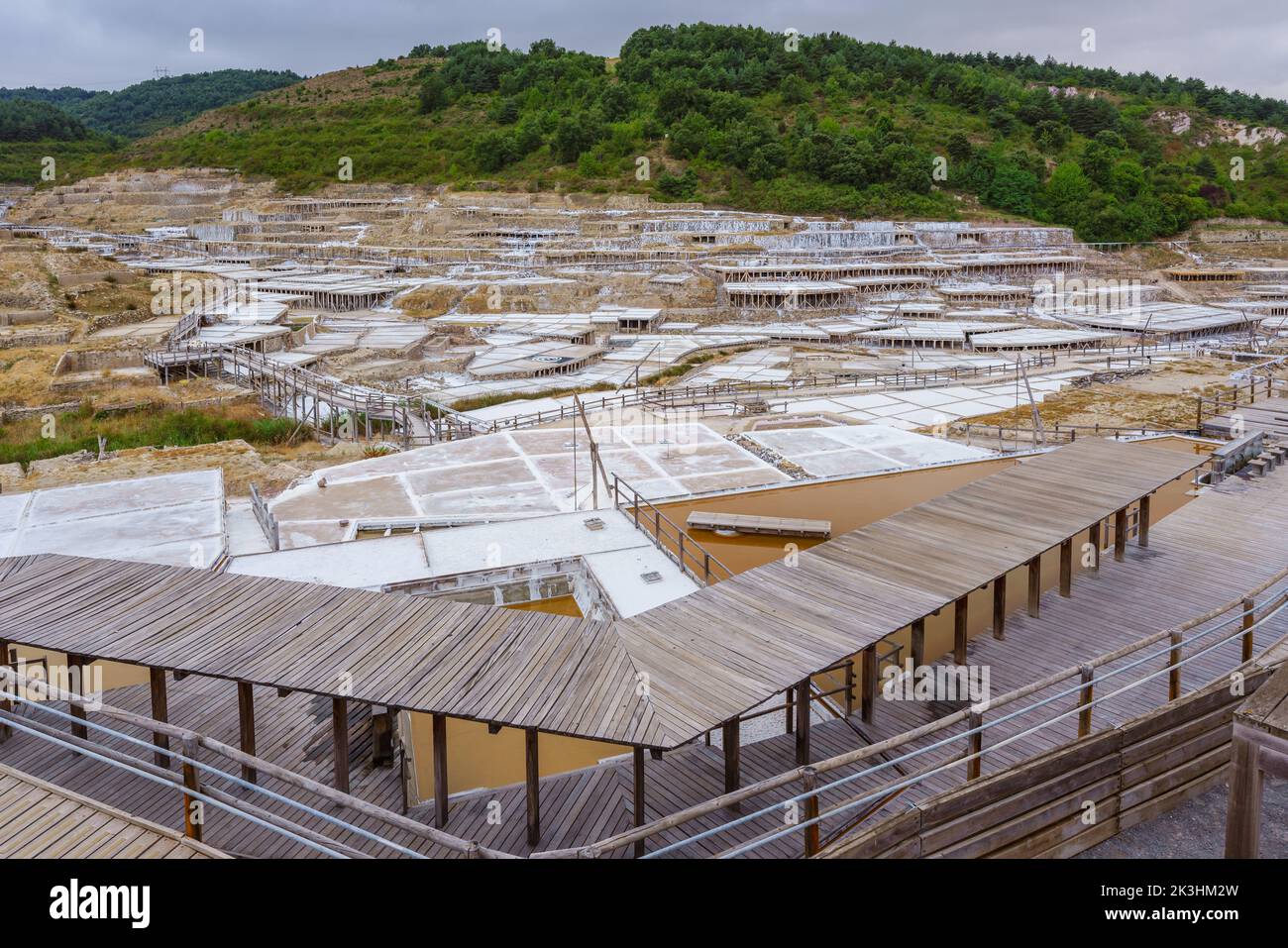Salinas de Añana, Spagna. Agosto 5, 2022. Vista panoramica di una pittoresca valle di sale nel Paese basco spagnolo, Euskadi Foto Stock