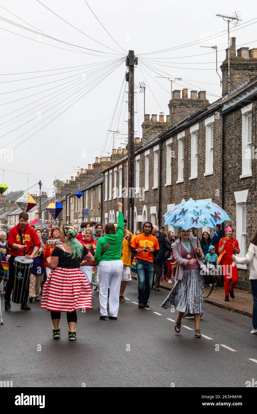Una banda di samba e il vice sindaco Jenny Gawthrope Wood ballano lungo Gwydir St a Cambridge come parte delle celebrazioni giubilari del platino della Regina. Foto Stock