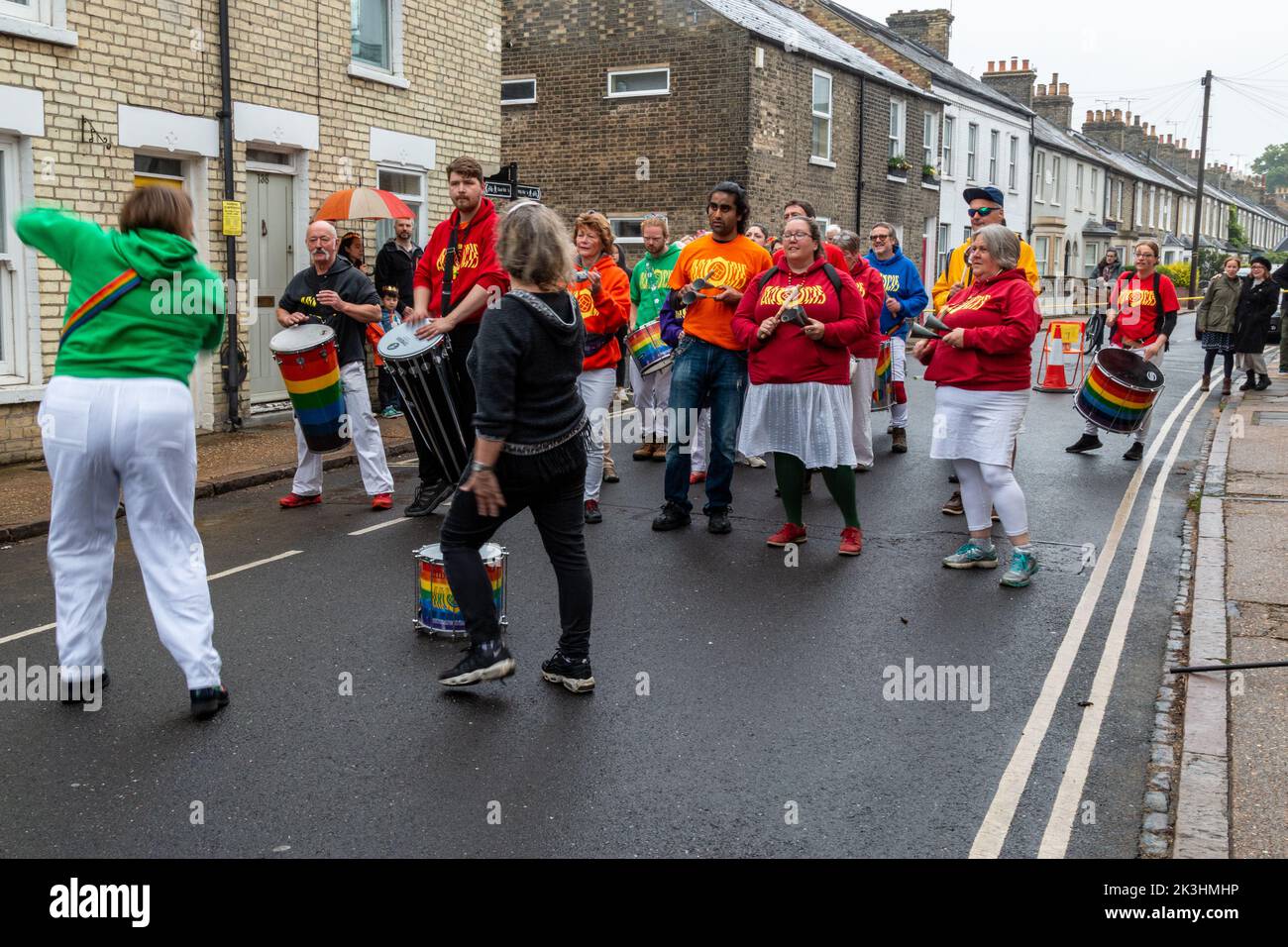 Una banda di samba e il vice sindaco Jenny Gawthrope Wood ballano lungo Gwydir St a Cambridge come parte delle celebrazioni giubilari del platino della Regina. Foto Stock