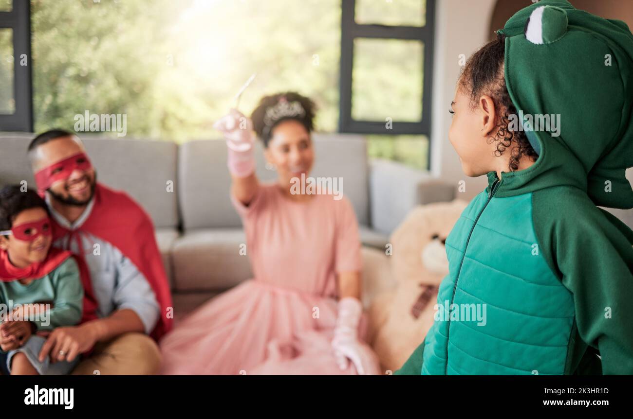 Famiglia, felice e fantasia in costume di Halloween per giocare nel salotto per fantasia, creatività e festa. Amore, sorriso ed evento con i genitori e. Foto Stock