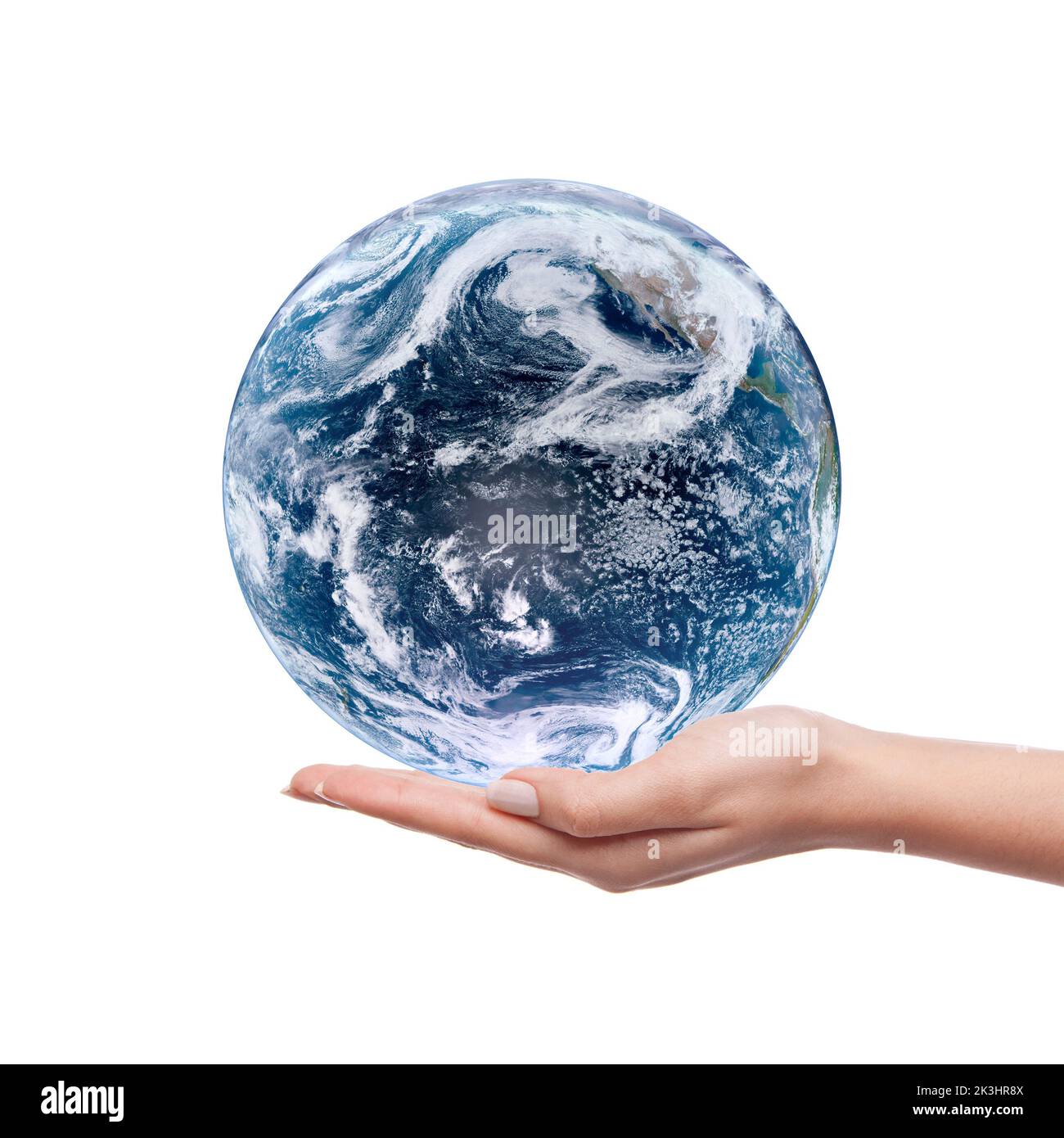 Una mano di donna che tiene isolata la terra su sfondo bianco. Salvare il concetto di terra del pianeta. Immagine concettuale del giorno della Terra. Elementi di questa immagine furni Foto Stock