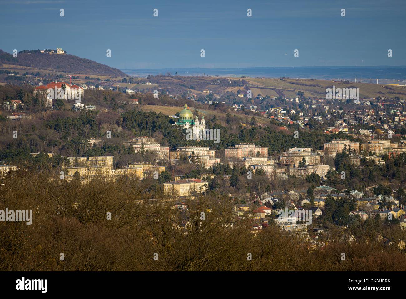 Vienna, Austria - 31 dicembre 2021: Vista panoramica su Vienna (Austria), giorno di sole in inverno, Lainzer Tiergarten Foto Stock