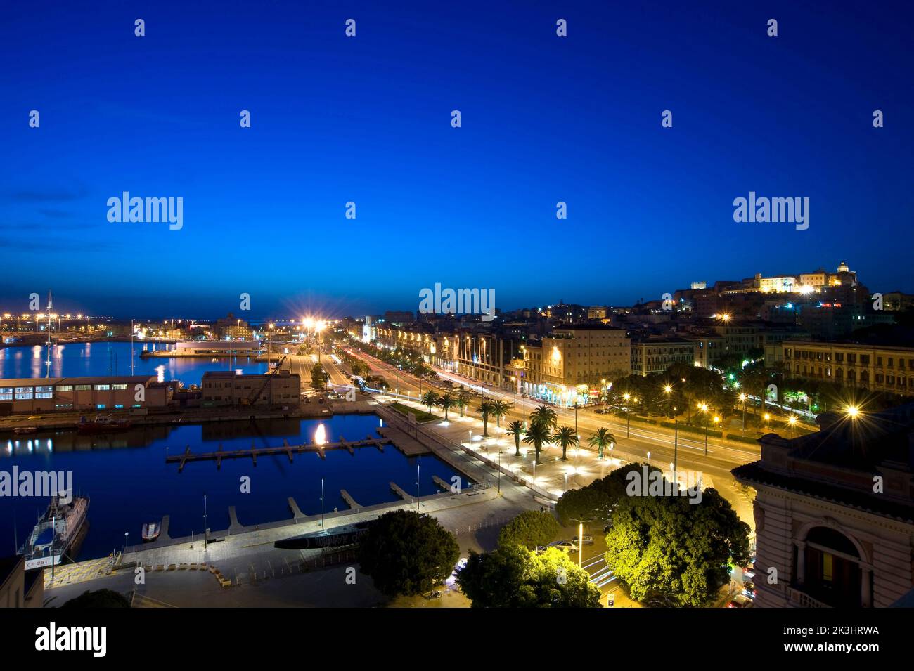 Skyline, porto, via Roma, Castello, Cagliari, di notte, Sardegna, Italia Foto Stock