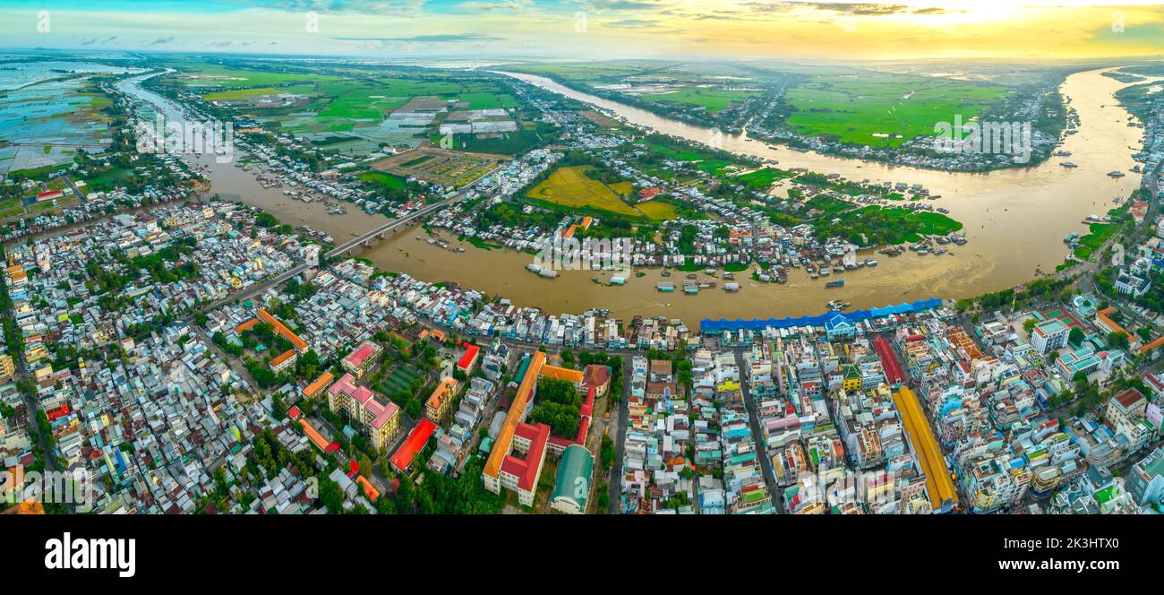 Villaggio galleggiante lungo il fiume Hau sopra la zona di confine del Vietnam, vista aerea. Il bacino del fiume contiene molti frutti di mare e alluvione per l'agricoltura Foto Stock