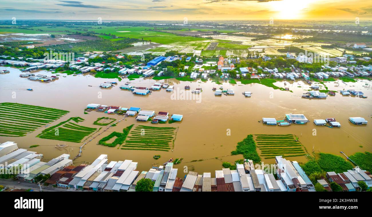 Villaggio galleggiante lungo il fiume Hau sopra la zona di confine del Vietnam, vista aerea. Il bacino del fiume contiene molti frutti di mare e alluvione per l'agricoltura Foto Stock