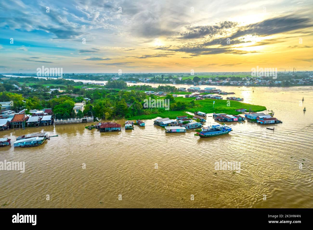 Villaggio galleggiante lungo il fiume Hau sopra la zona di confine del Vietnam, vista aerea. Il bacino del fiume contiene molti frutti di mare e alluvione per l'agricoltura Foto Stock