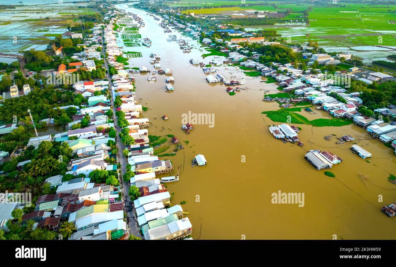 Villaggio galleggiante lungo il fiume Hau sopra la zona di confine del Vietnam, vista aerea. Il bacino del fiume contiene molti frutti di mare e alluvione per l'agricoltura Foto Stock