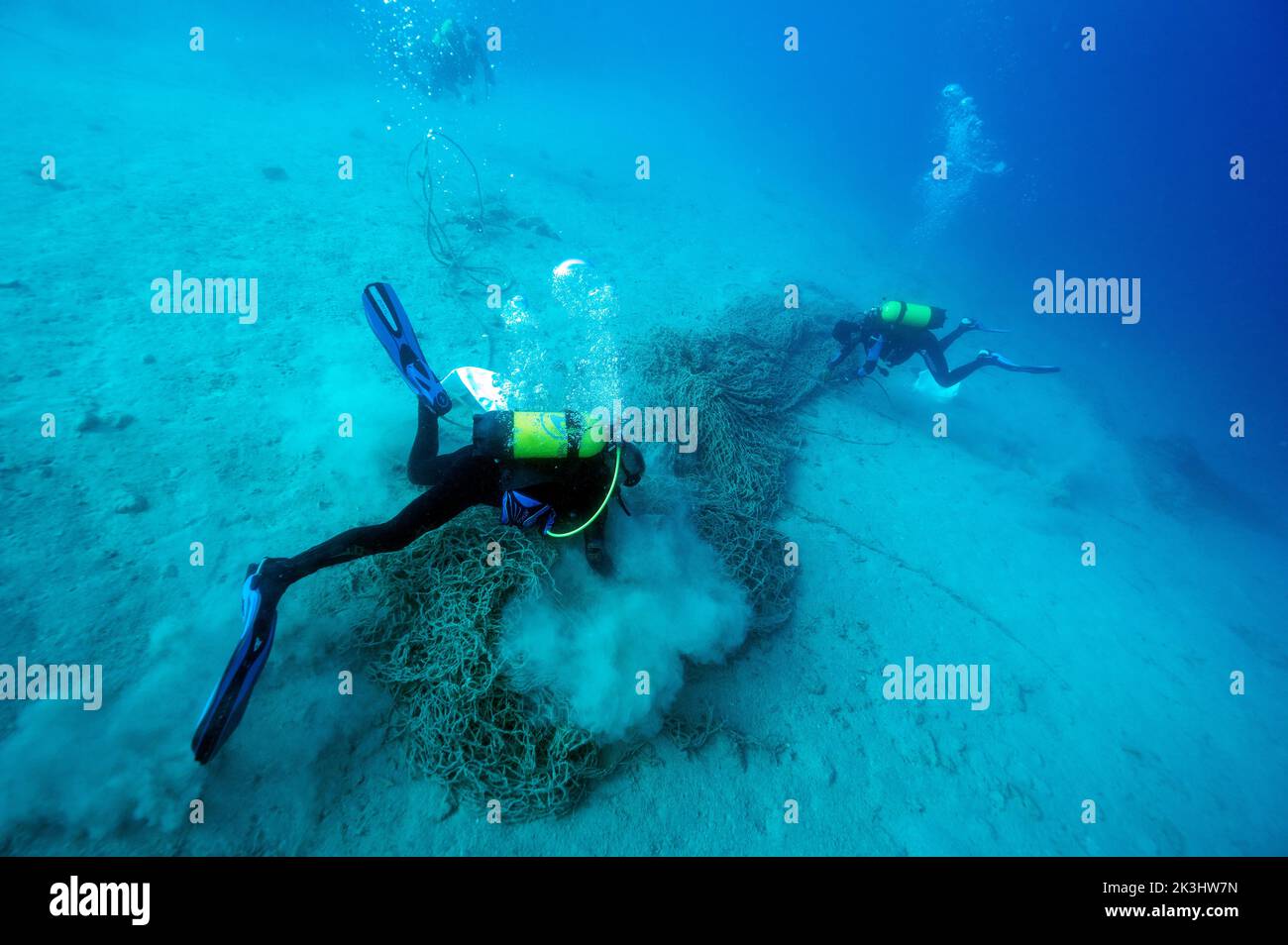 Pulizia delle reti scartate dal fondo del mare, Bozburun Marine Protected Area, Marmaris Turchia. Foto Stock
