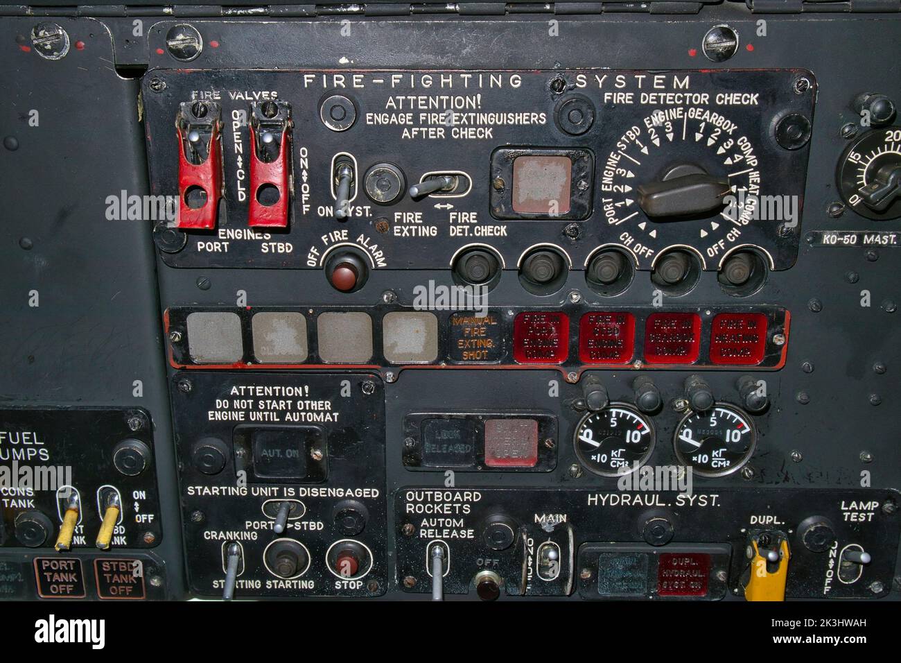Manopole e pulsanti del pannello di controllo in elicottero MIL mi-8 Foto Stock