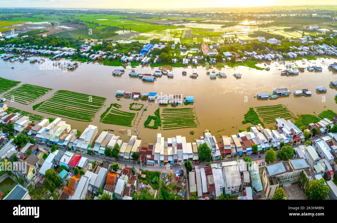 Villaggio galleggiante lungo il fiume Hau sopra la zona di confine del Vietnam, vista aerea. Il bacino del fiume contiene molti frutti di mare e alluvione per l'agricoltura Foto Stock