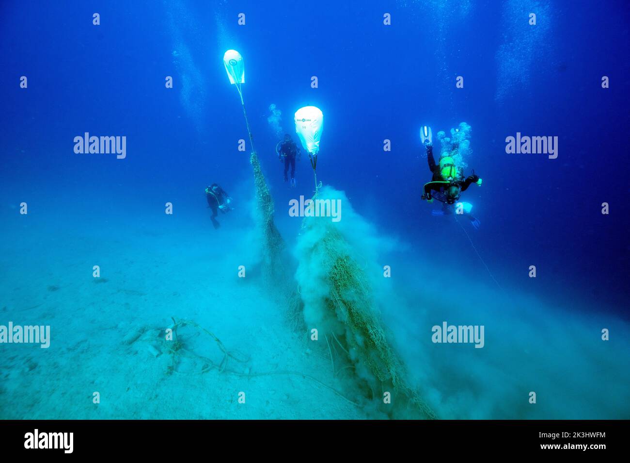 Pulizia delle reti scartate dal fondo del mare, Bozburun Marine Protected Area, Marmaris Turchia. Foto Stock