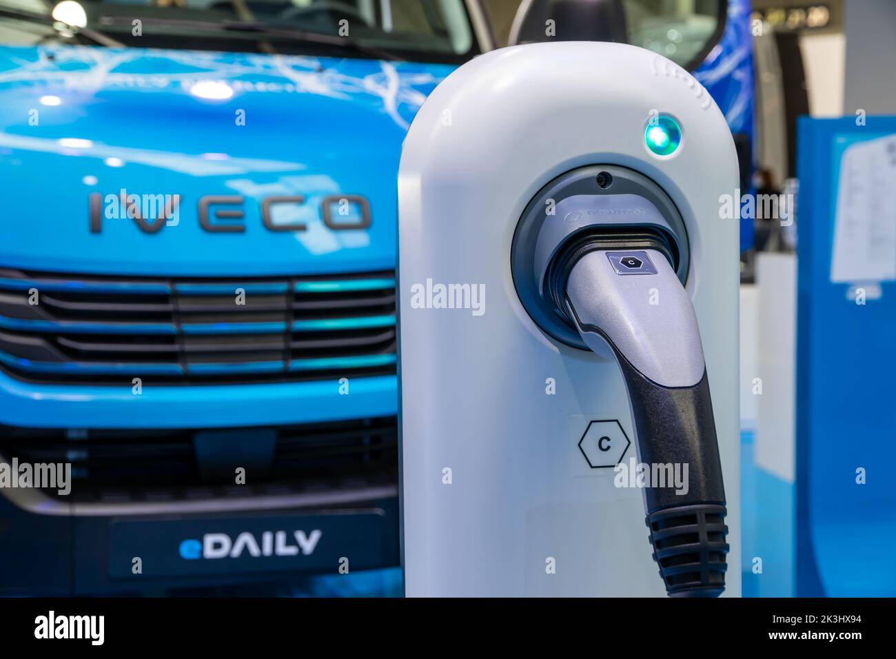 Punto di carica del veicolo elettrico Shell NewMotion davanti al nuovo pulmino Iveco eDaily EV presentato al motore di trasporto IAA di Hannover Foto Stock
