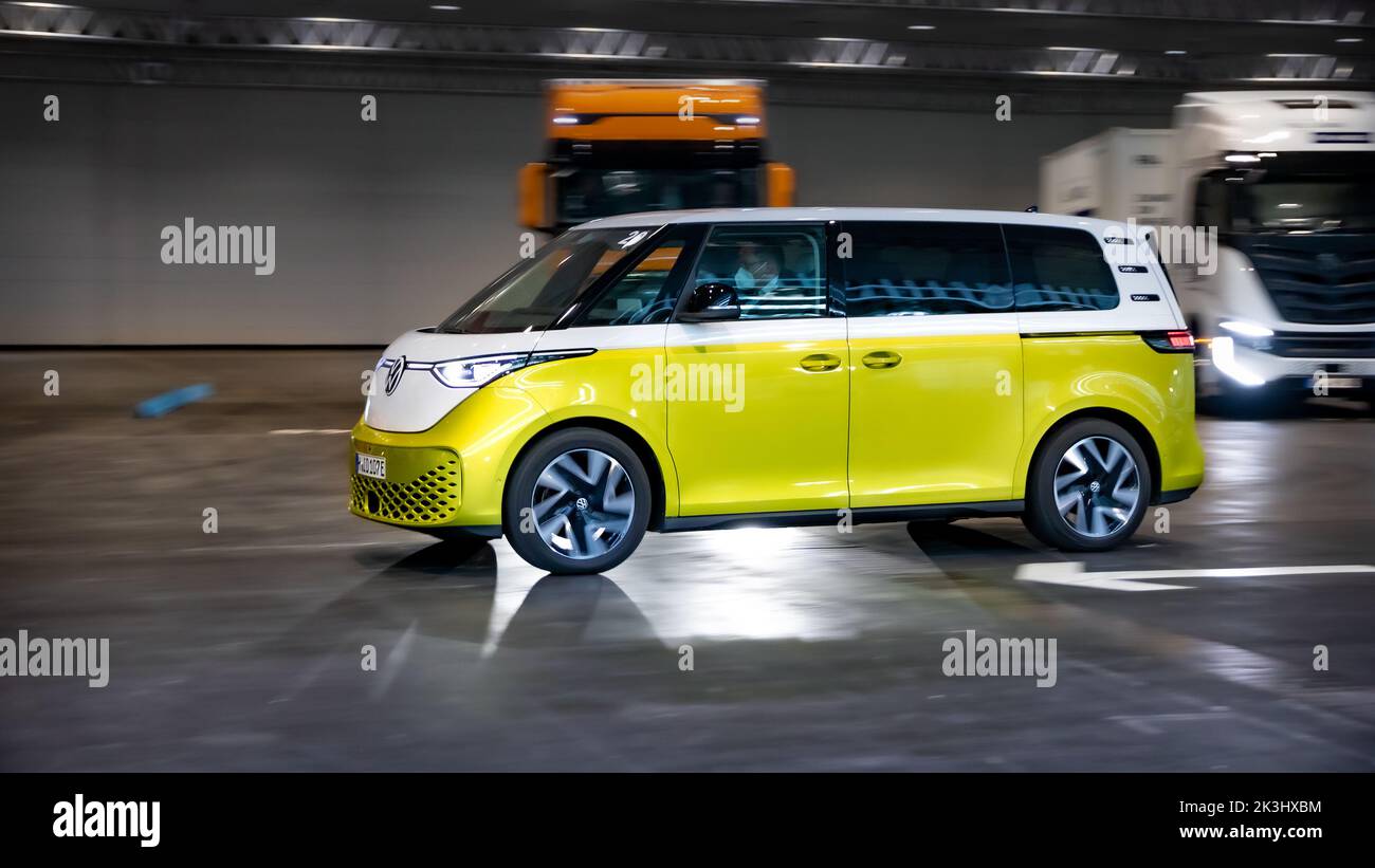 Nuovo pulmino elettrico Volkswagen ID Buzz al Salone dell'automobile dei trasporti IAA di Hannover. Germania - 20 settembre 2022 Foto Stock