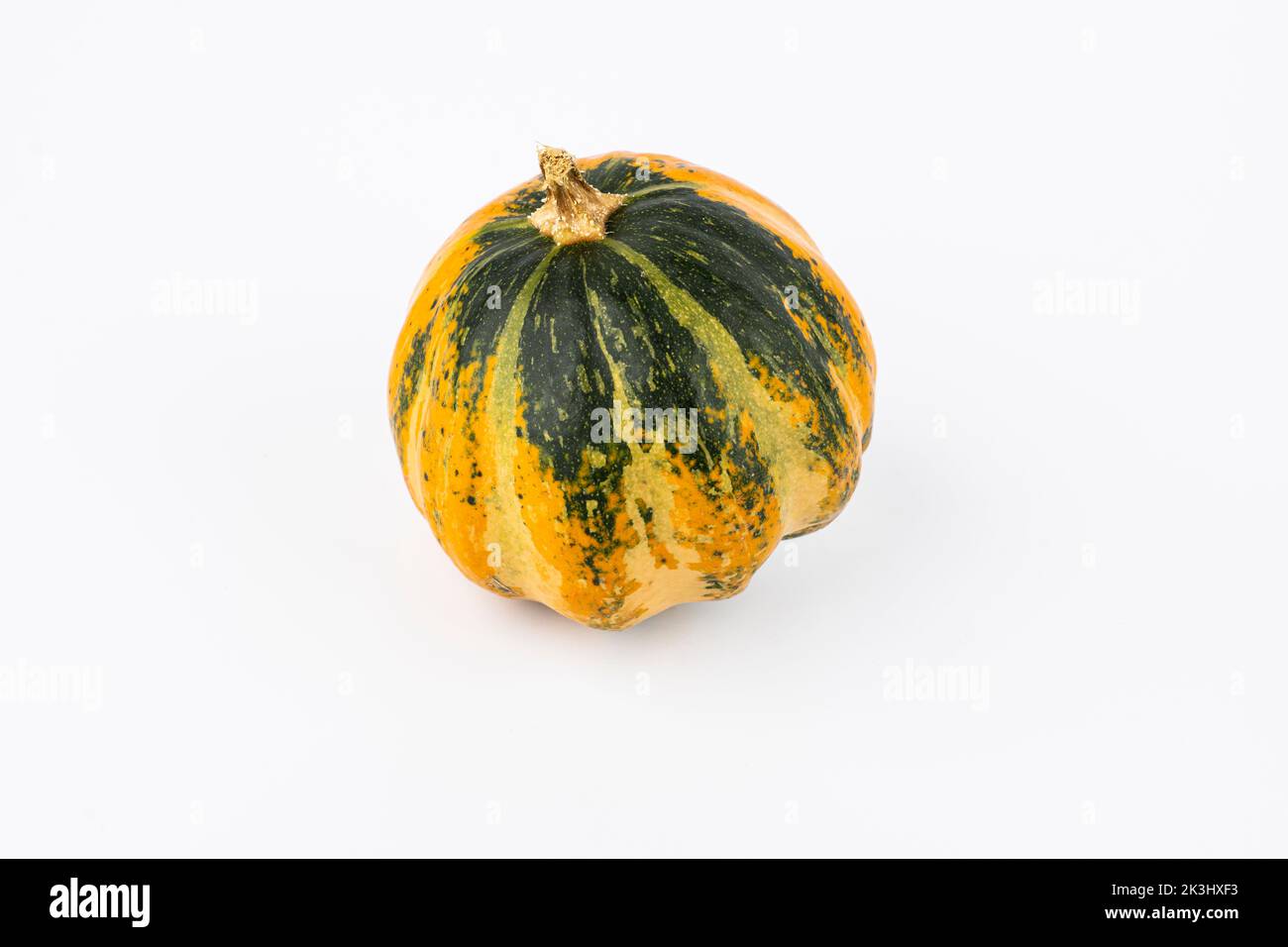 Zucca decorata in forma su sfondo bianco Foto Stock