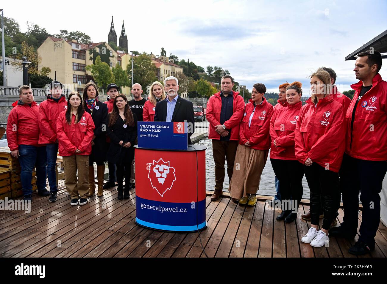 Praga, Repubblica Ceca. 27th Set, 2022. Il candidato presidenziale Petr Pavel, centro, ha raccolto più di 50.000 firme di elettori cechi a sostegno della sua candidatura, che deve essere autorizzata a candidarsi al presidente, ha detto in una conferenza stampa del 27 settembre 2022, a Praga, Repubblica Ceca. Credit: Roman Vondrous/CTK Photo/Alamy Live News Foto Stock