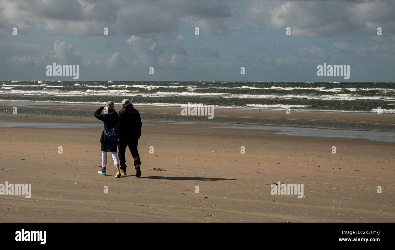 Persone che camminano a Lakolk Beach sull'isola di Rømø, Danimarca, 14 settembre 2022 Foto Stock