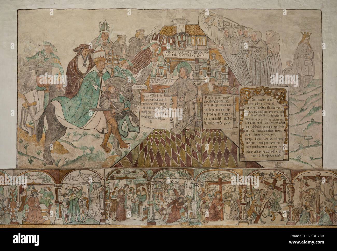 Antica pittura murale nella chiesa di Brøns raffigurante il papa seduto a cavallo, Brøns, Danimarca, 15 settembre 2022 Foto Stock