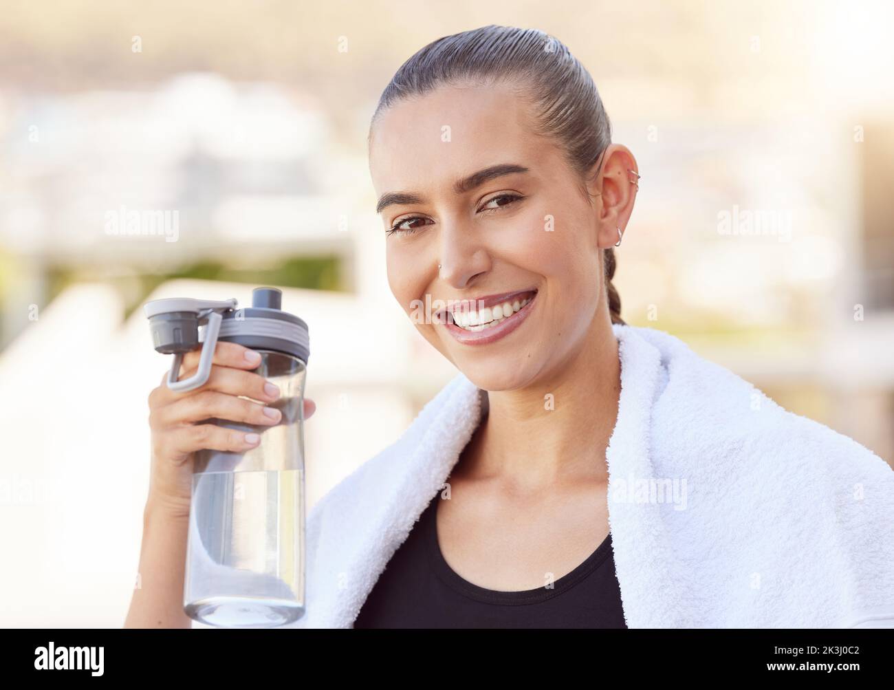 Sport donna, runner e bottiglia di acqua drink per l'esercizio, l'allenamento o il recupero dopo la maratona o triathlon in esecuzione. Atleta sano Foto Stock