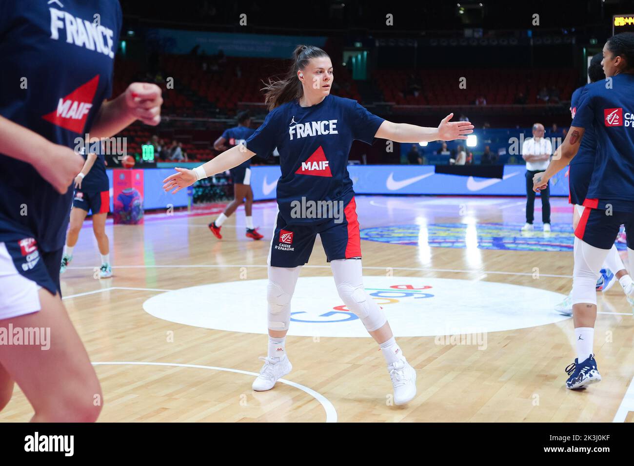 Sydney, Australia, 27 settembre 2022. Marie-Eve Paget di Francia in fase di riscaldamento durante la FIBA Women's Basketball World Cup match tra Serbia e Francia al Sydney Super Dome il 27 settembre 2022 a Sydney, Australia. Credit: Pete Dovgan/Speed Media/Alamy Live News Foto Stock