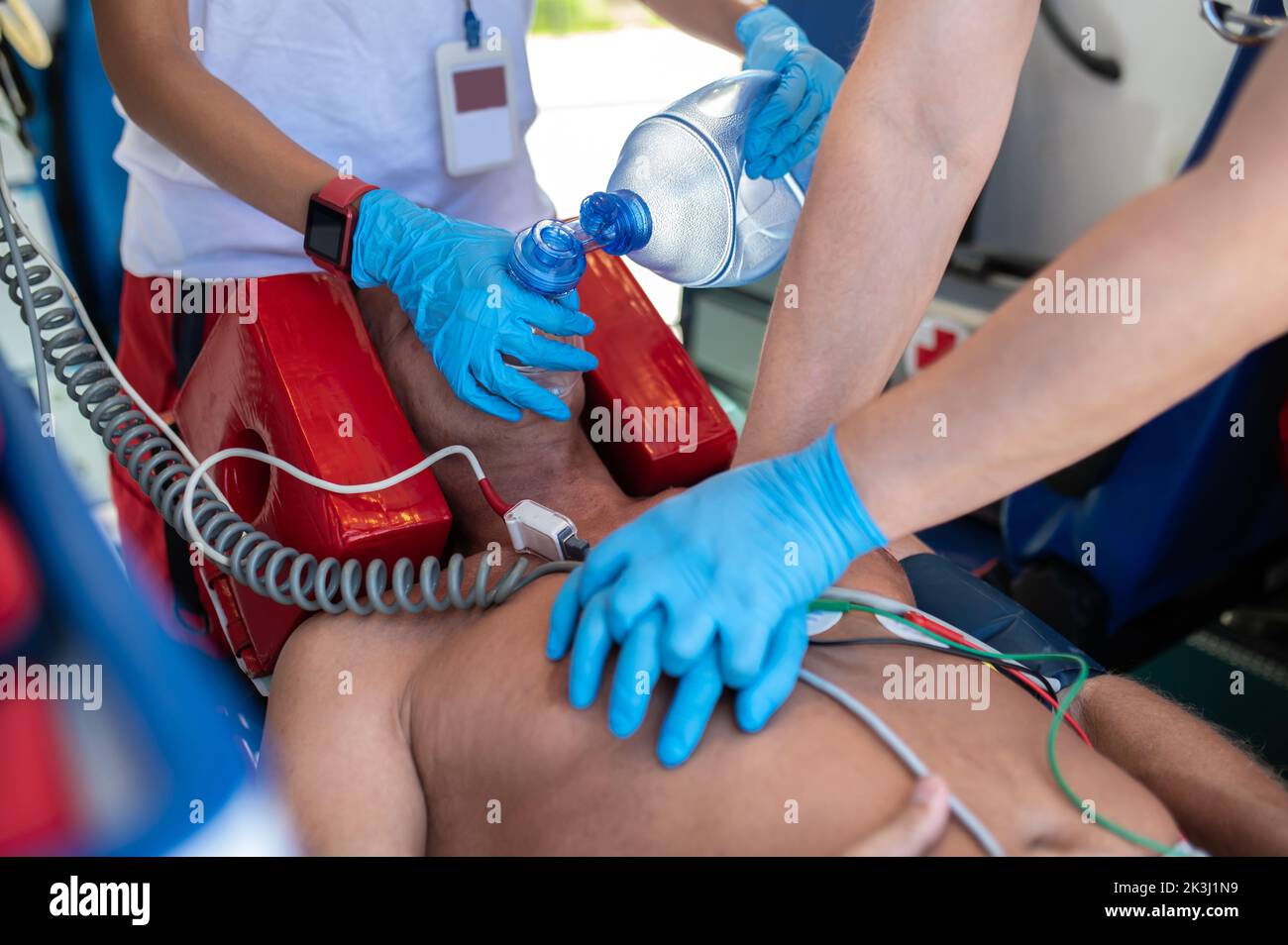 Personale paramedico che esegue rianimazione cardiopolmonare in ambulanza Foto Stock