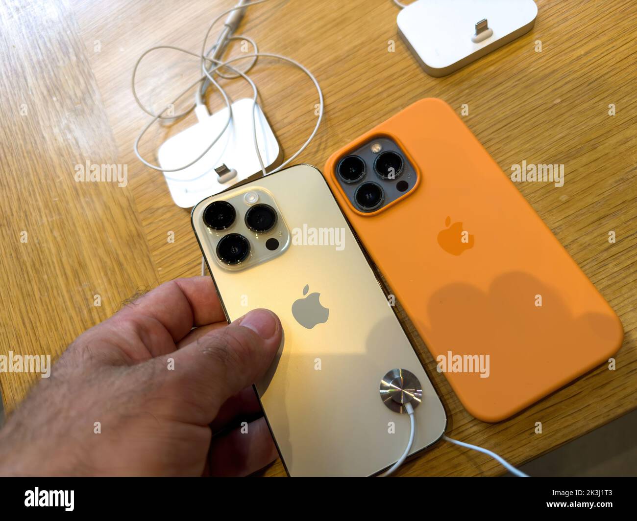 Parigi, Francia - 16 settembre 2022: POV tenere in mano il nuovo Apple Computers iPhone 14 Pro in accanto a 13 Pro in vendita durante il giorno del lancio con fotocamera da 48 megapixel e Dynamic Island Foto Stock