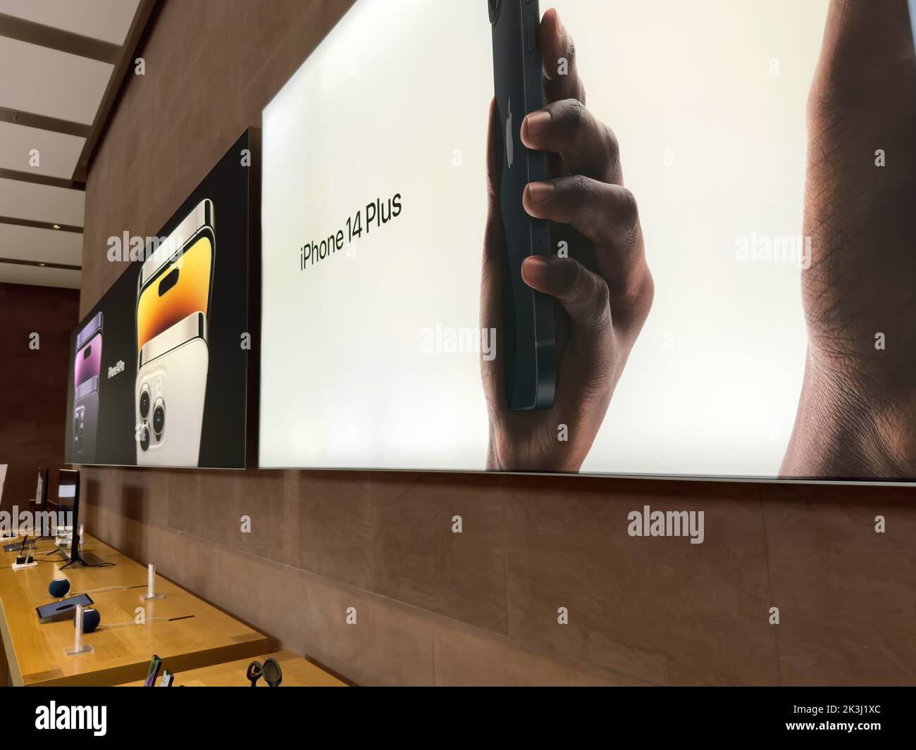 Parigi, Francia - 16 settembre 2022: POV mano maschio tenere nuovo color viola Apple computer iPhone 14 durante il giorno di lancio con la nuova fotocamera doppia potente auto rilevamento urti e satellite SOS Foto Stock