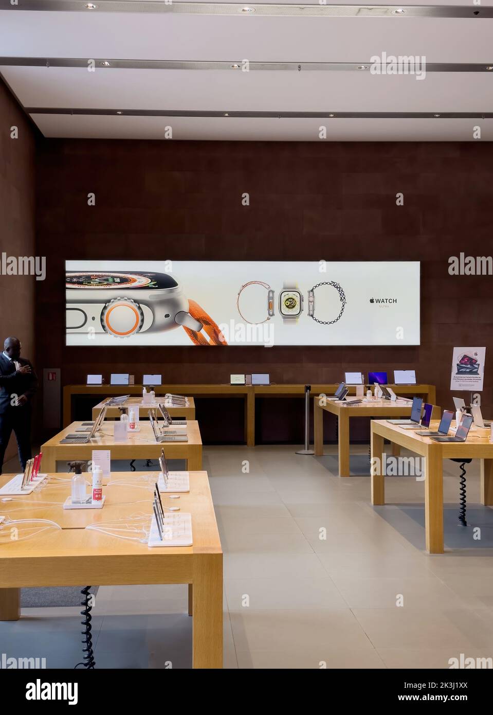 Parigi, Francia - 16 settembre 2022: Interni dell'Apple Store con pubblicità al nuovo Apple Watch dispositivo indossabile ultra intelligente e iPhone 14, 14 Pro, Pro Max su tavoli con display sempre attivo, fotocamera principale da 48 megapixel e Dynamic Island - guardia di sicurezza a sinistra Foto Stock