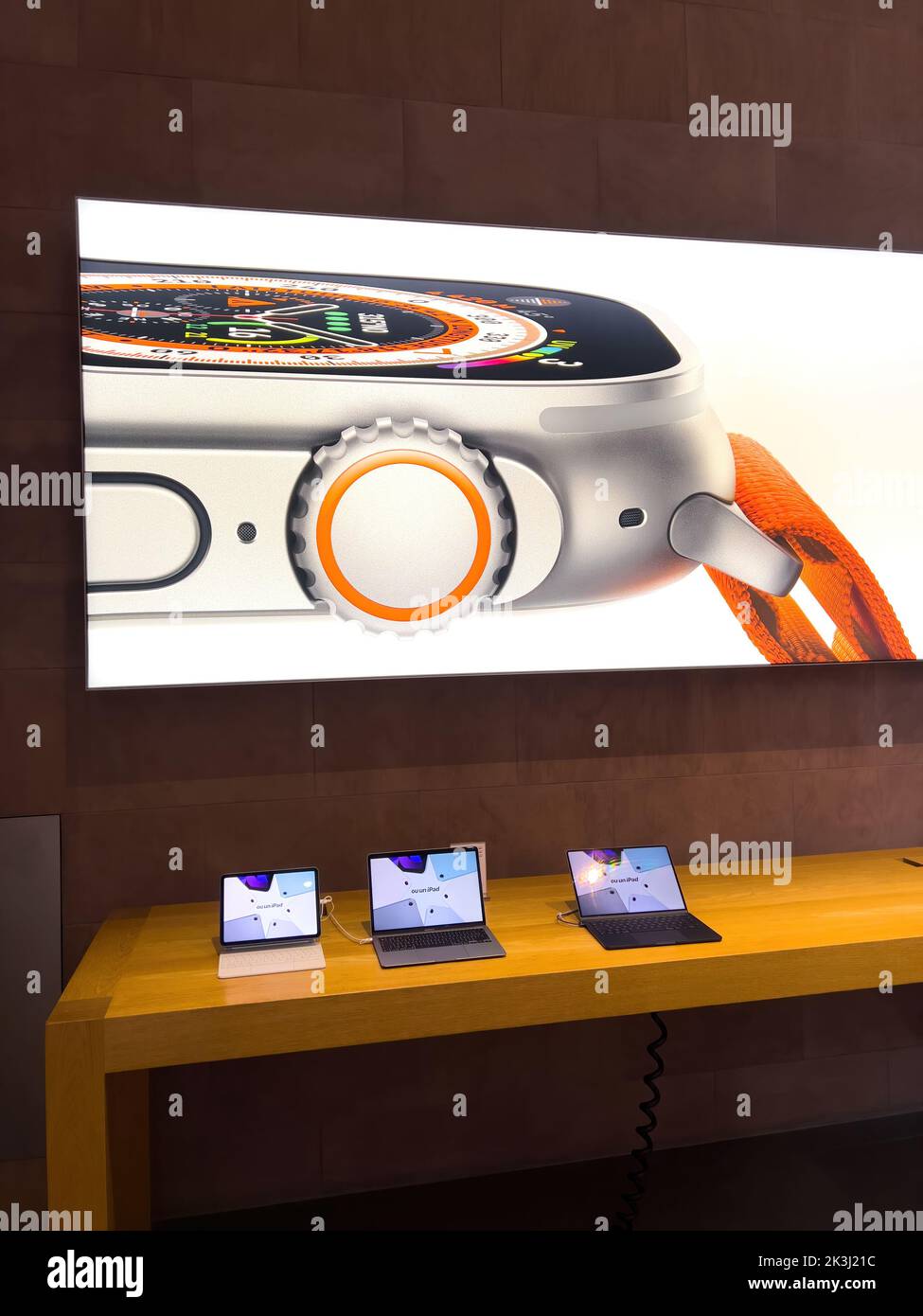 Parigi, Francia - 16 settembre 2022: Pubblicità Ooh bordo all'interno di Apple Store per il nuovo Apple Watch Ultra progettato per le attività estreme come sport di resistenza, atleti d'élite, trailblazing, avventura, oceano, e sport acquatici Foto Stock