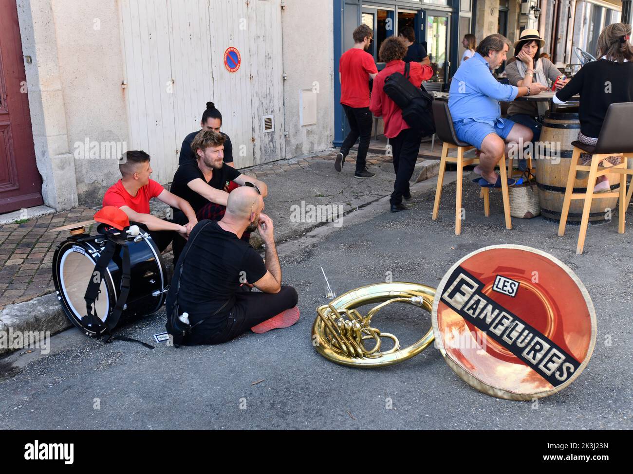 Musicisti jazz francesi che prendono una pausa dopo aver suonato al mercato di strada inNérac nel dipartimento Lot-et-Garonne, nel sud-ovest della Francia Foto Stock