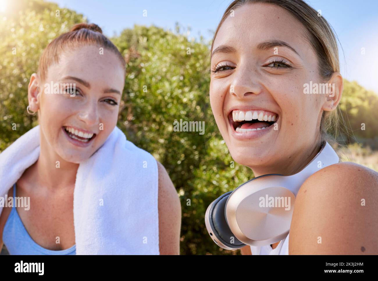 Selfie, donne e fitness in ambiente naturale e paesaggio rurale con cuffie musicali. Ritratto, sorriso e felice esercizio amici fotografia Foto Stock