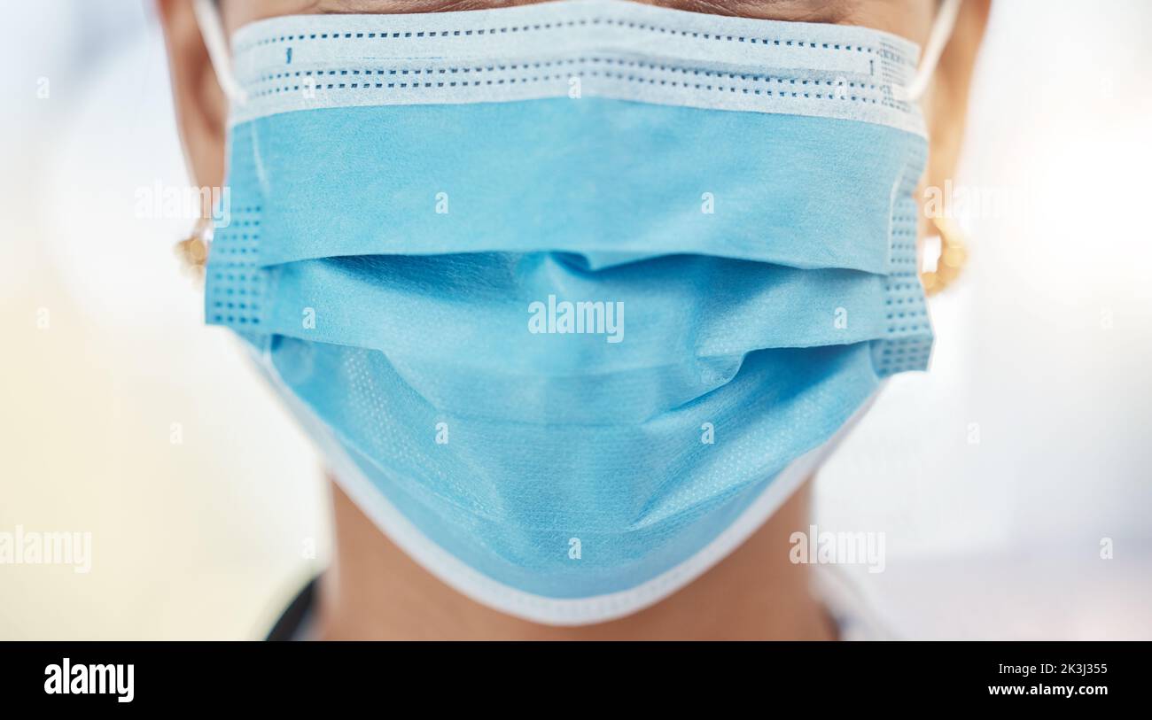 Assistenza sanitaria, cocid e medico con maschera chirurgica, viso primo piano e tagliato. Sicurezza in ospedale per l'operatore medico in chirurgia o ricerca. Protezione Foto Stock