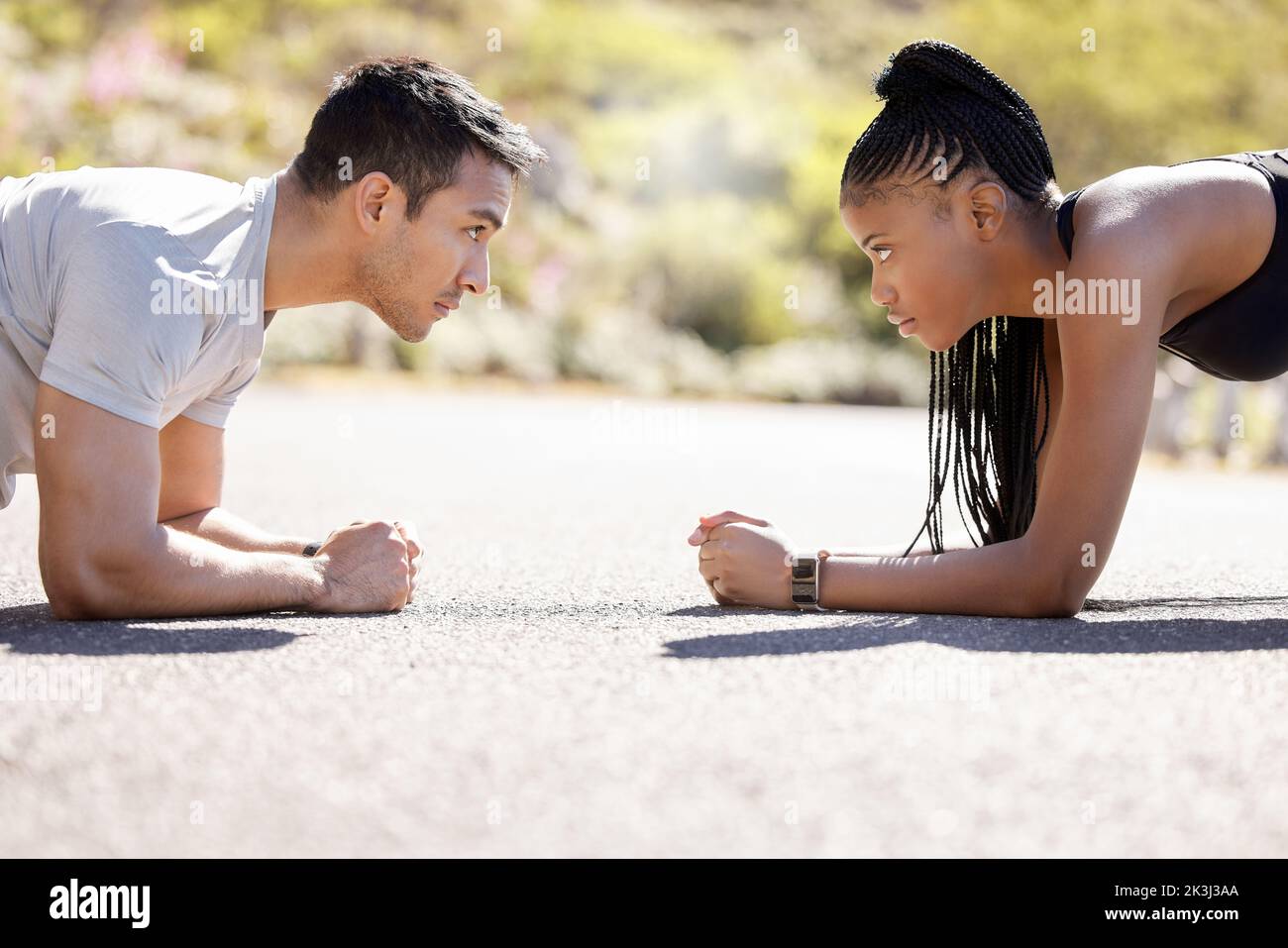Fitness, allenamento e sfida esercizio di coppia allenamento cardio in una strada insieme. Focalizzazione, motivazione e lavoro di squadra o collaborazione di un sano Foto Stock