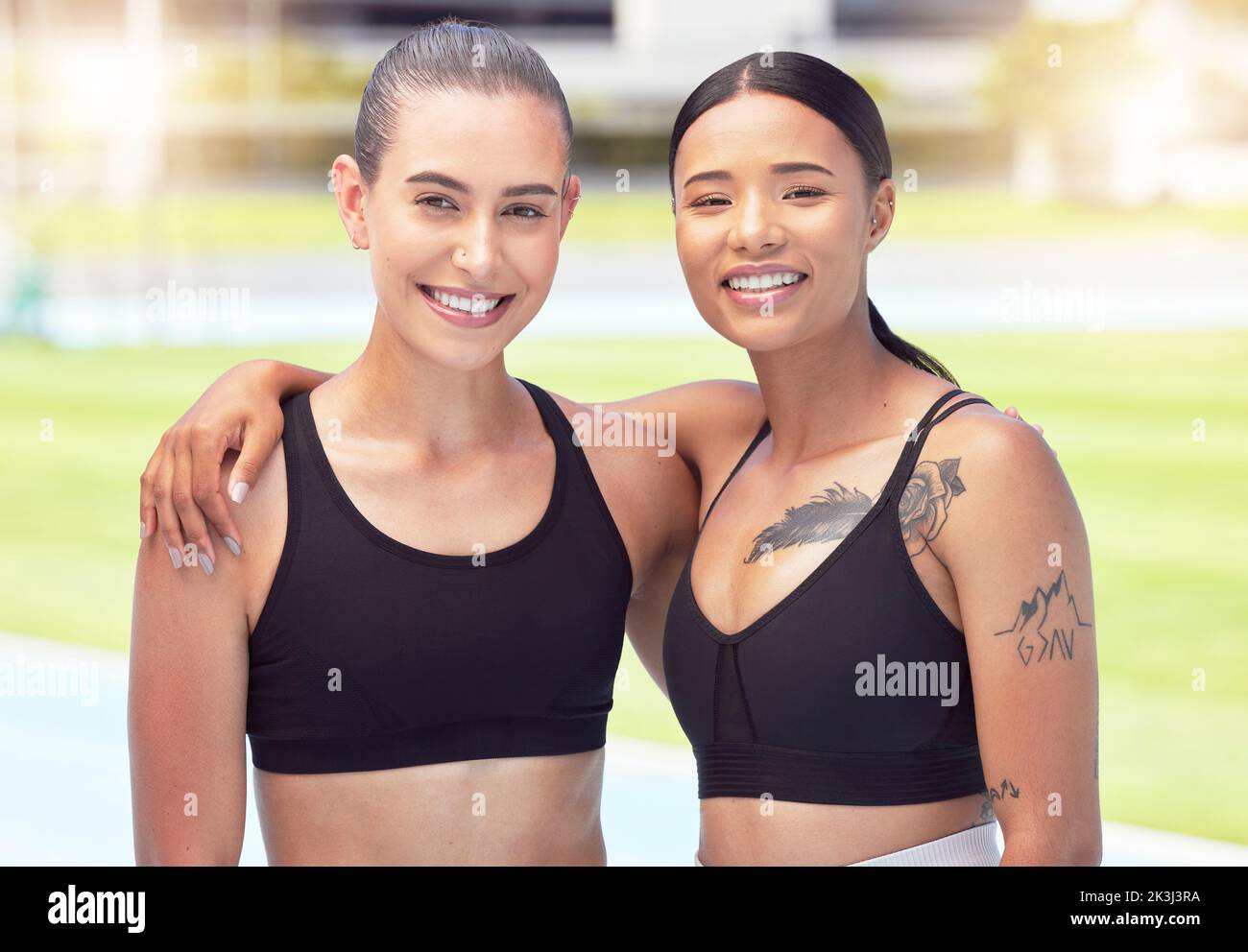 Sport, fitness e ritratto di atleti felici che fanno esercizio cardio all'aperto in un campo. Donne amiche con un benessere, allenamento e benessere Foto Stock