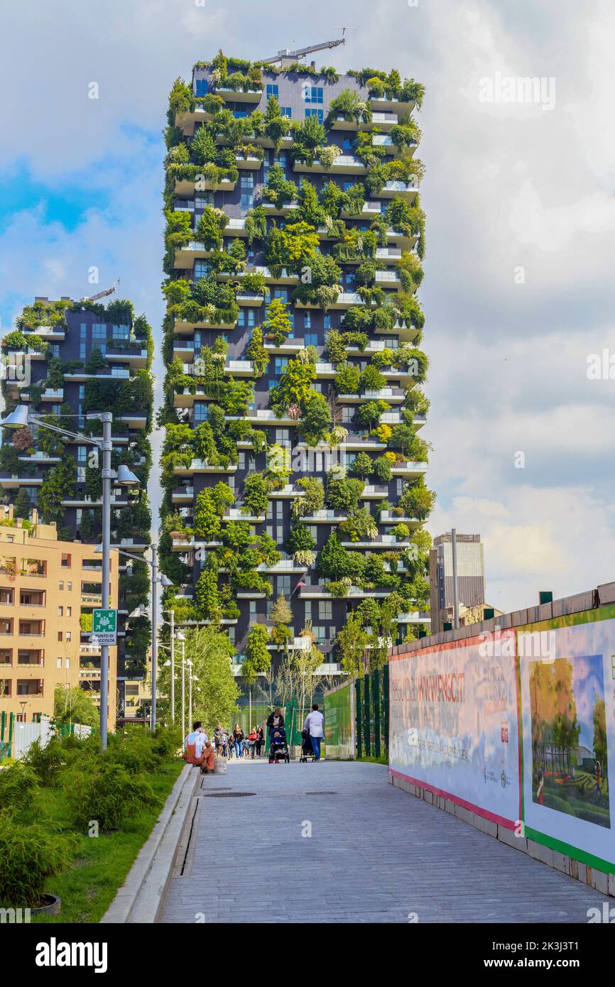 MILANO, ITALIA - 17 MAGGIO 2017: Queste sono le case della Foresta verticale nella moderna area di sviluppo di porta nuovo. Foto Stock