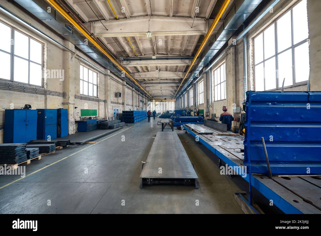 Officina di grandi telai metallici assemblaggi con gru a portale Foto Stock