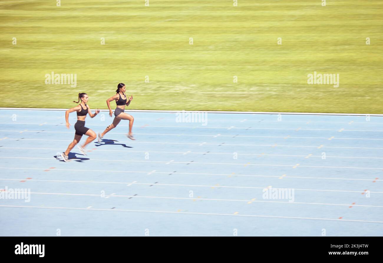 Spazio di mockup, runner e donna esercizio, allenamento e corsa in pista per la gara. Salute, atlete e runner allenati, sprinting e competere Foto Stock