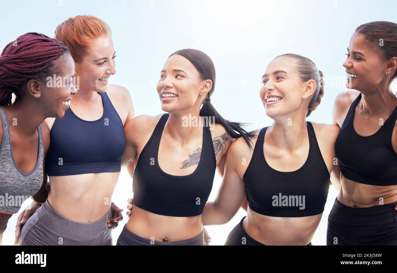 Gruppo fitness, atleta e amici di responsabilità ridendo, felice e godendo di allenamento, allenamento e esercizio all'aperto. Diversità, sorriso e. Foto Stock